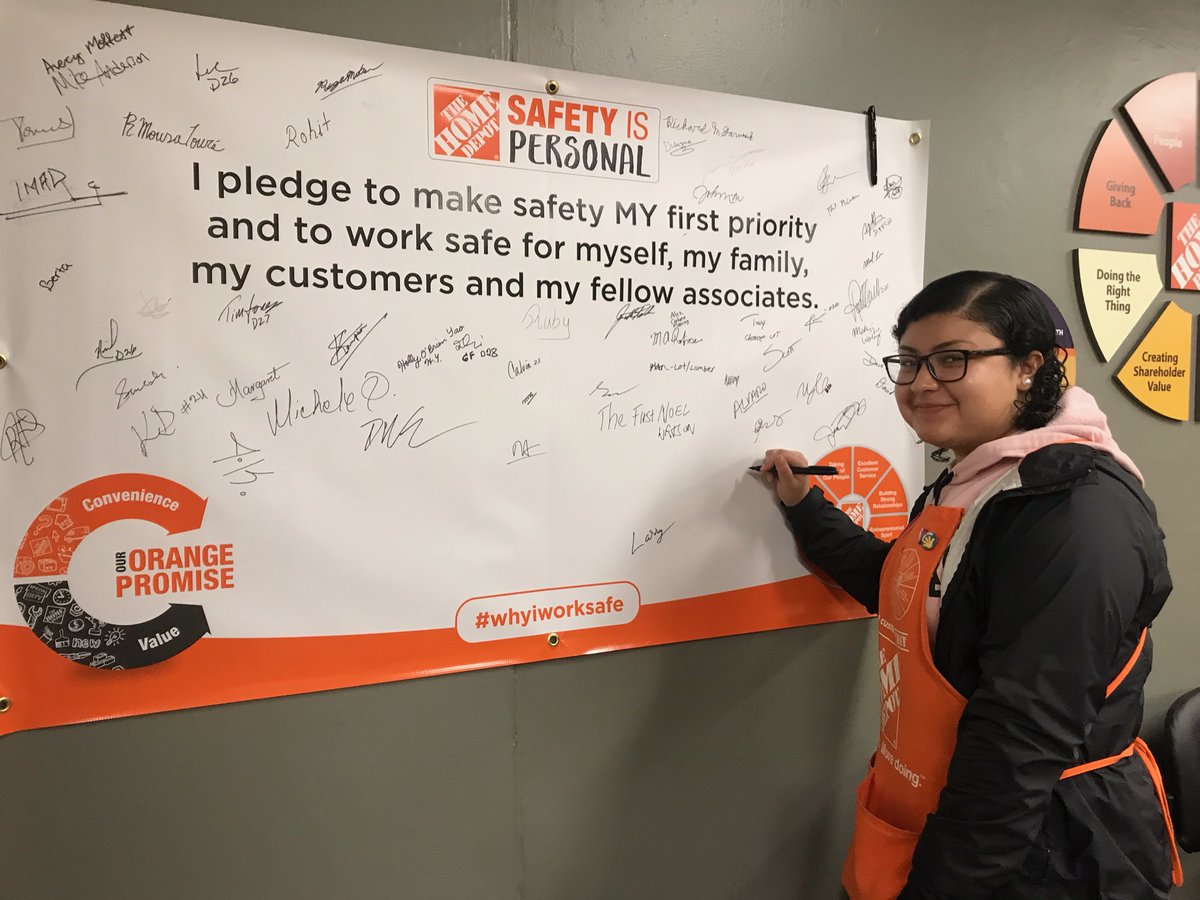 Asm_Avery's tweet image. Taking the time to keep safety a focus!  Always safe all the time at 4605! #whyiworksafe @CollazoH @RMoutranTHD @Mikehd4605 @oldmac64 @JDorseyTHD