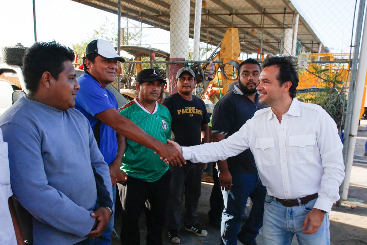 PedroJoaquin's tweet photo. Arrancamos este #Miércoles con un recorrido por las instalaciones de #Camar, donde hicimos entrega de dos vehículos y dos remolques al personal, a quienes agradecemos y reconocemos su ardua labor que desempeñan a diario por un #CozumelMásLimpio ♻✅ https://t.co/77IS35Kkca