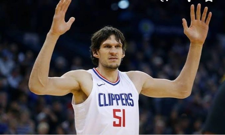 CHOQUEI on X: 🚨VEJA: Homem com mão gigante viraliza e faz cartas de  baralho parecerem miniaturas. Boban Marjanovic tem 2,24m de altura e é um  dos jogadores de basquete mais alto da