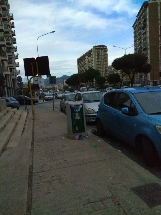 nonnociofane's tweet photo. Signor Sindaco @LeolucaOrlando1 ma ogni quanti mesi la @rappalermo svuota i cestini dei rifiuti in viale Regione Siciliana altezza sovrappasso Motel Agip? https://t.co/8TrgUFi4Dj