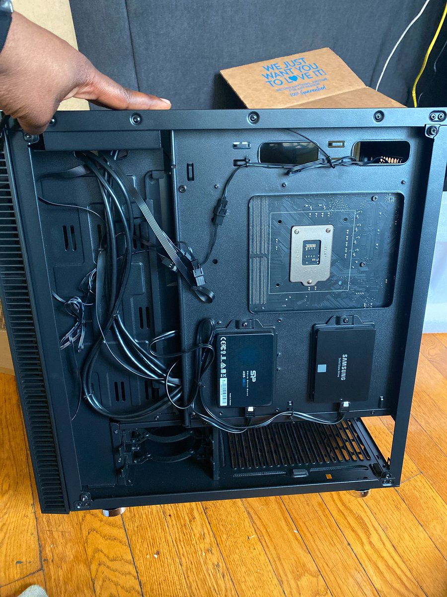 HalfMoonPCBuild's tweet image. Never forget to manage your cables