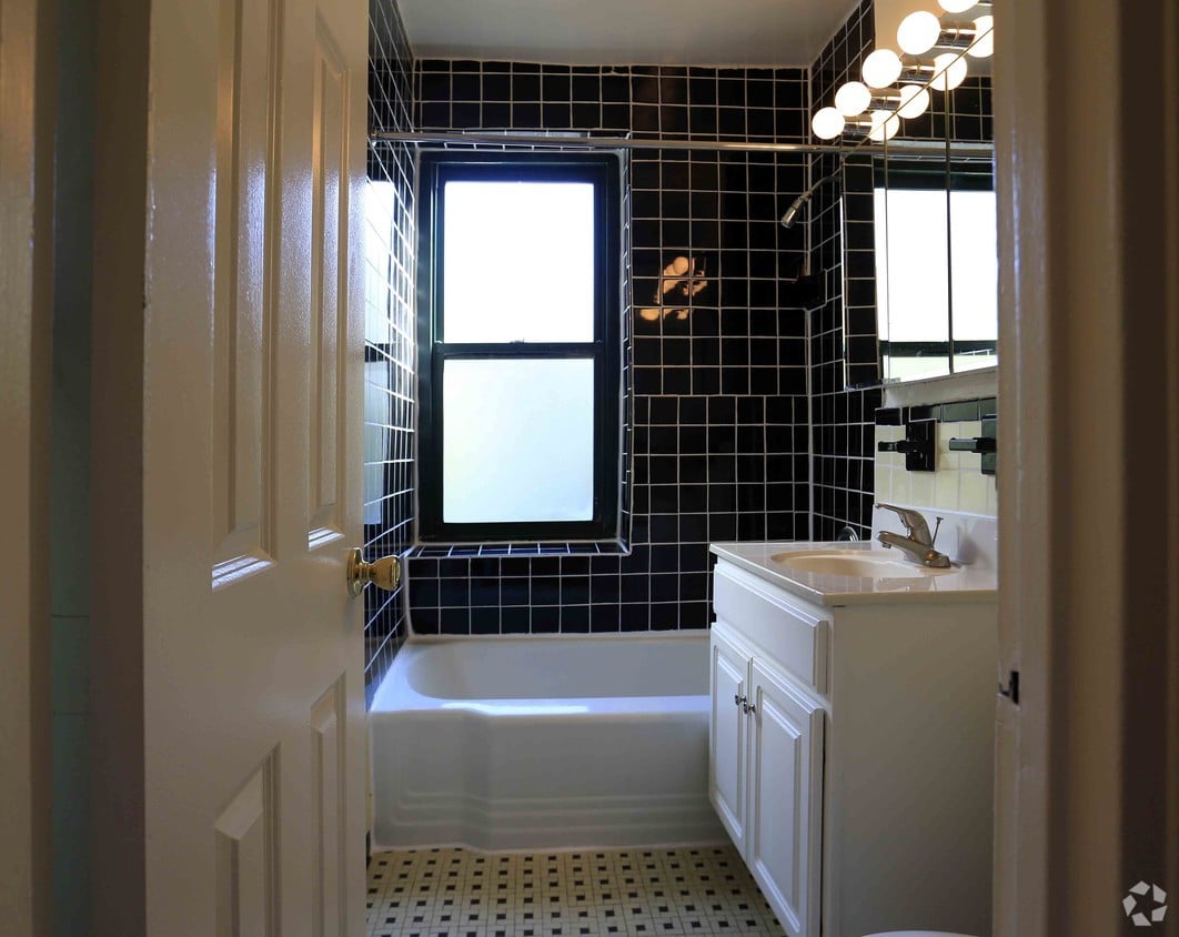 CTBestAparts's tweet photo. Happy #NationalBubbleBathDay! Wash away your troubles and treat yourself to a relaxing bubble bath today.

We think this CTBest bathroom is the perfect relaxation destination.🛀
https://t.co/HLJEgNwRhM https://t.co/GM6LaOlRQR