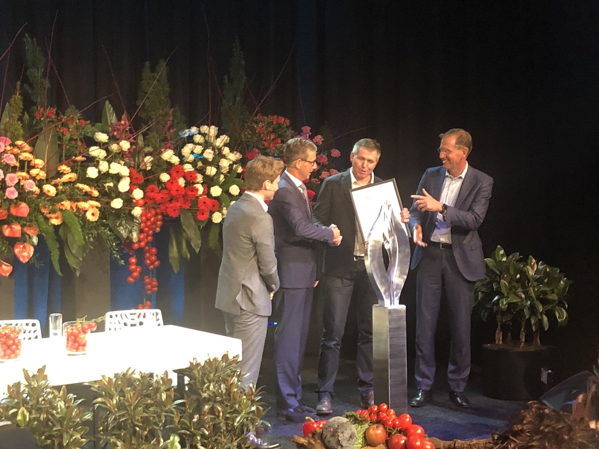 YES! Prominent mag zich tuinbouwondernemer van het jaar noemen. We hebben zojuist de @tuinbouwondernemersprijs 2020 in ontvangst genomen. Super trots op ons allemaal! #toptuinbouw #welovetomatoes #prominent #25jaar #samensterk #allemaaltoppers