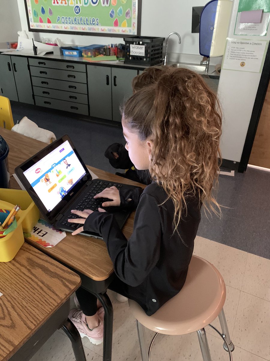 gould_linds's tweet photo. Had a blast coplanning and coteaching about Jackie Robinson with #mslemon’s class today! Students collaborated to research using a variety of tools to answer the question “how did Jackie Robinson change history?”  #fcsvanguard @OceeElem https://t.co/qbmkZoAvey