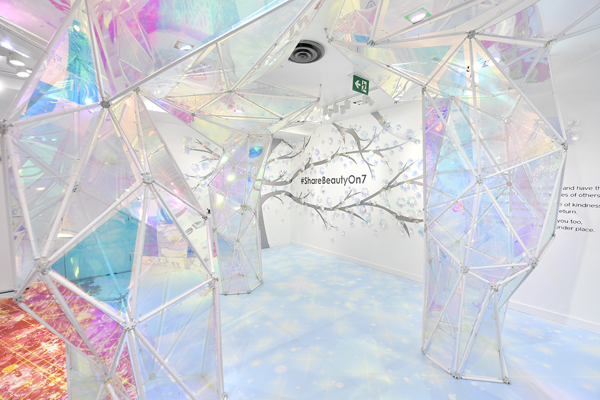 VisualCiti's tweet photo. Beautiful Art Installation for Hudson Bay Company #ShareBeautyOn7
.
.
.
#visualciti #visualsoflife #visualmerchandising #merchandising #storedesign #visualprops #signage #custom #HBC #holiday #shiny #installation #art #beauty https://t.co/BwcucFOccE