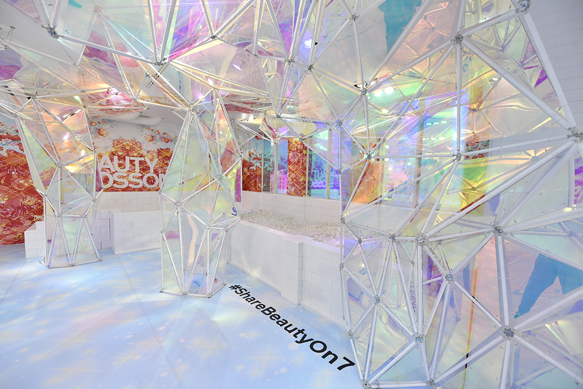 VisualCiti's tweet photo. Beautiful Art Installation for Hudson Bay Company #ShareBeautyOn7
.
.
.
#visualciti #visualsoflife #visualmerchandising #merchandising #storedesign #visualprops #signage #custom #HBC #holiday #shiny #installation #art #beauty https://t.co/BwcucFOccE