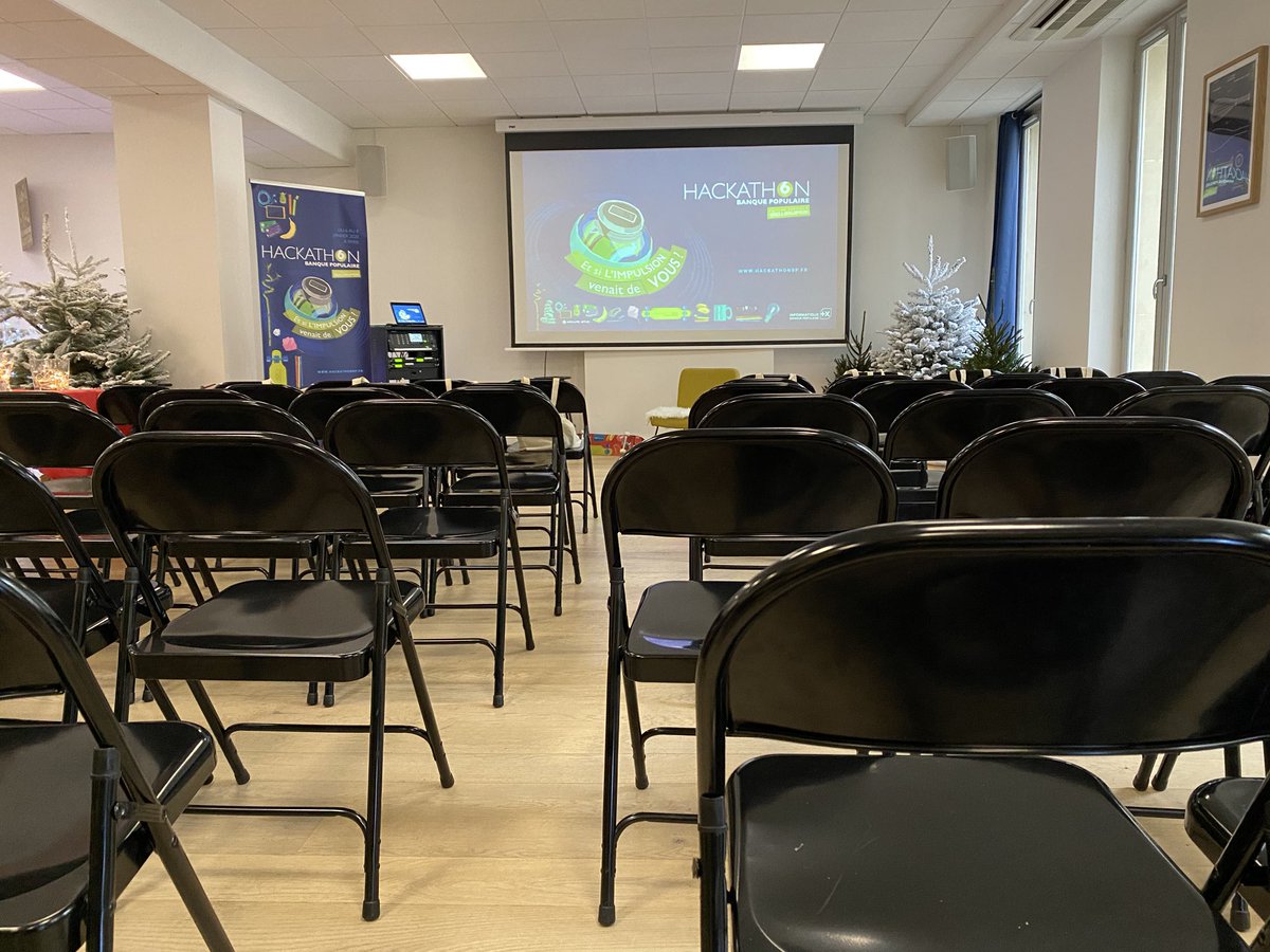 H-1 avant le début des pitchs de ce 6e #HackathonBP ! Les équipes réalisent les derniers ajustements, le staff se prépare