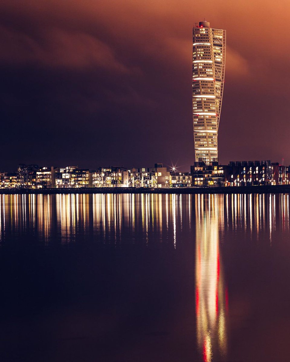The days are feeling a bit short this time of the year... Thankfully Turning Torso knows how to brighten things up 💡✨ Photo by kaszstudios.