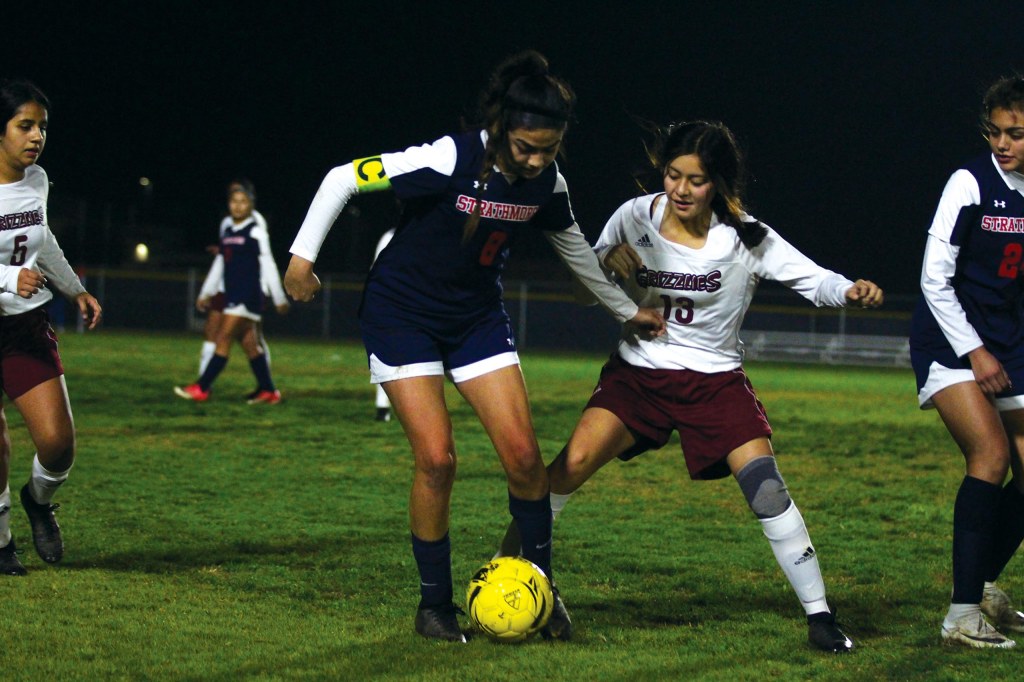 TheSunGazette's tweet image. Girls Soccer: Strathmore improves to 5-4 after snapping three game losing streak | @Jerm_10 #soccer #StrathmoreCA thesungazette.com/article/sports…