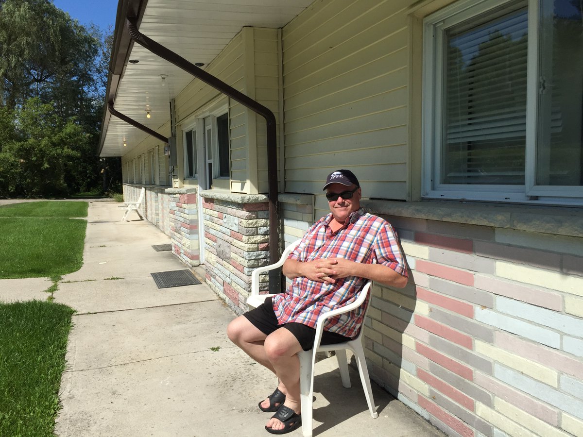 StacyRecalla's tweet photo. My friend Tom in front of the Rosebud Motel. #SchittsCreek https://t.co/qnTHzVAZet