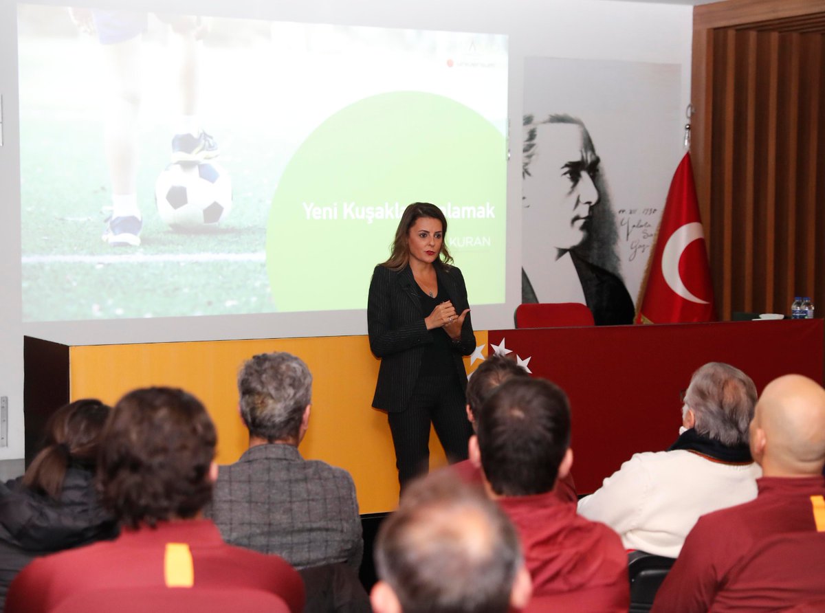 Kuşak farklılıkları ve kuşaklar arası ilişkiler Florya'da konuşuldu. 

Florya Metin Oktay Tesisleri Turgay Vardar Medya Merkezi'nde düzenlenen konferansa teknik direktörümüz Fatih Terim başta olmak üzere A Takımımız ve Futbol Akademimizin teknik, idari ve sağlık kadroları katıldı