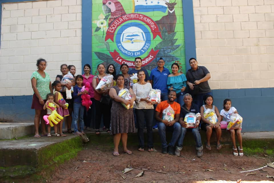 RTCHonduras's tweet image. El pasado domingo 29 de diciembre, los socios del Club Rotaract La Ceiba realizaron su ultima actividad del año 2019, haciendo entrega de 40 canastas navideñas a las familias en un sector de su ciudad.

#rtclaceiba #rotaracthonduras #rotaryconectaelmundo