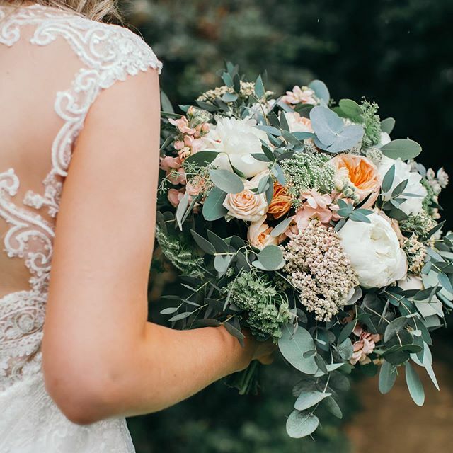 AG_EventsUk's tweet photo. Is it summer yet??? Garden roses and peonies for the lovely Natalie last summer 😍😍😍😍 take me back! 
#newtonhousebarns #derbyshireweddings #eucalyptuswedding #peonybouquet #luxuryweddingflowers #peachwedding #bridalbouquet #weddingflowers #nottinghams… https://t.co/xnQ9rpcwh1 https://t.co/VlVQPGeQlL