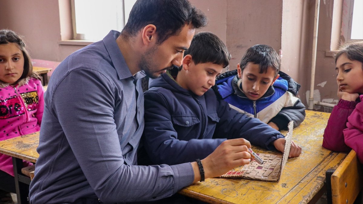 btoplatformu's tweet photo. "Diyarbakır'ın Eğil ilçesindeki Şehit Mehmet Aygün Ortaokulu öğrencileri, dokunmayı hayal ettikleri bilgisayarı karton ve kağıttan tasarladı."
"Bu dersi biraz da olsa hissetmelerini ve sevmelerini istedim"
#MebBtDersiHerKademeye @ziyaselcuk  @safran1958 👇
https://t.co/NK3HIL6tl6 https://t.co/il9WsFBKMV