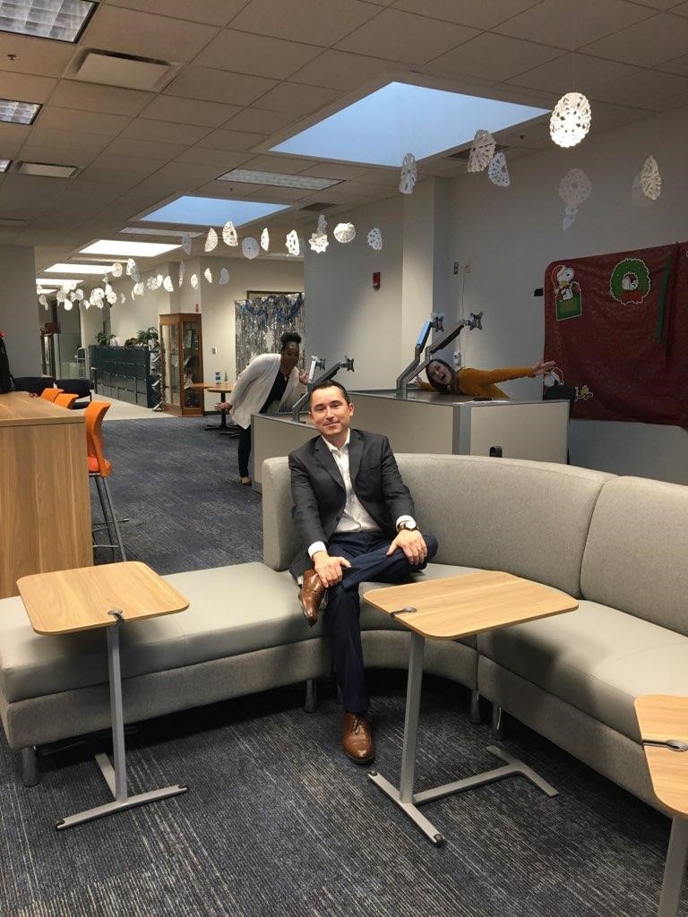 MarioVela_UTSA's tweet photo. We took notes from our students, alumni, and recruiting partners to make some big changes in 2019 to launch our renovated career discovery space for 2020! #risingrunners #recruiting #hr #careers https://t.co/tUNCOTMZoM