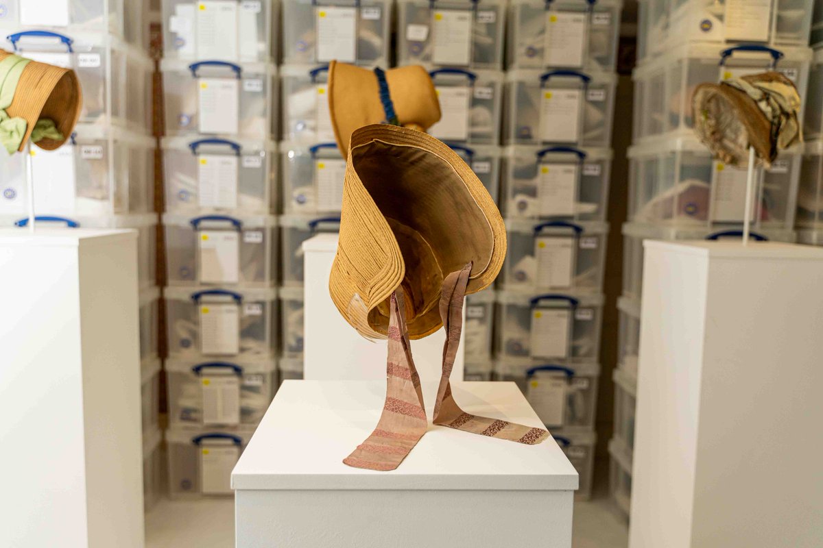 Fashion_Museum's tweet photo. In our #CollectionStories display you can see a variety of beautiful bonnets. The bonnet pictured in the front of the display is a poke bonnet made from a seven-plait straw which has been overlapped and handstitched in place, c.1847 👒 https://t.co/Pw51SMEbuN https://t.co/743yBNbZco