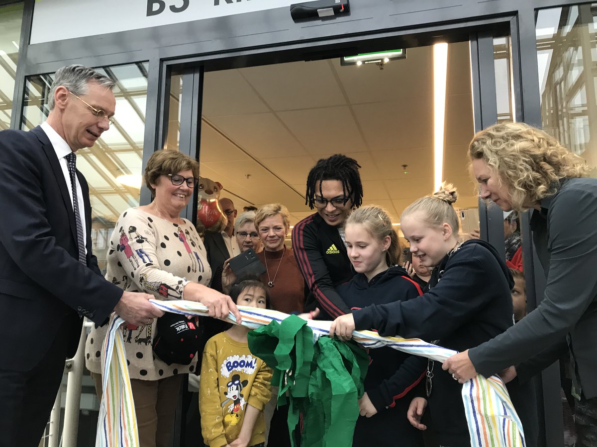 Onze kinderafdeling is vandaag officieel geopend door het eerste patiëntje van de afdeling Demi Boomman en rapper Ronnie Flex. In gezelschap van de kinderburgemeester en vele oud-patiëntjes werd de afdeling op bijzondere wijze geopend.