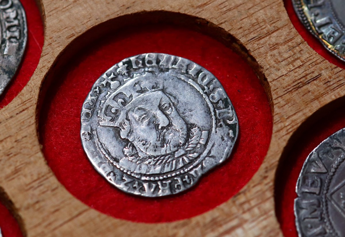 King Henry VIII, reigning 1509-47, arguably the most well-known Monarch in world history.

This superb silver Groat (Fourpence) minted in 1544-7 displays a strong portrait of Henry VIII, very much echoing the iconic Holbein portraiture of King Henry at the time.

#CoinHistory