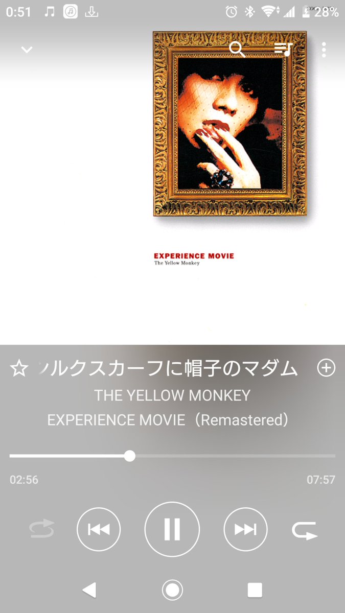 シルクスカーフに帽子のマダム