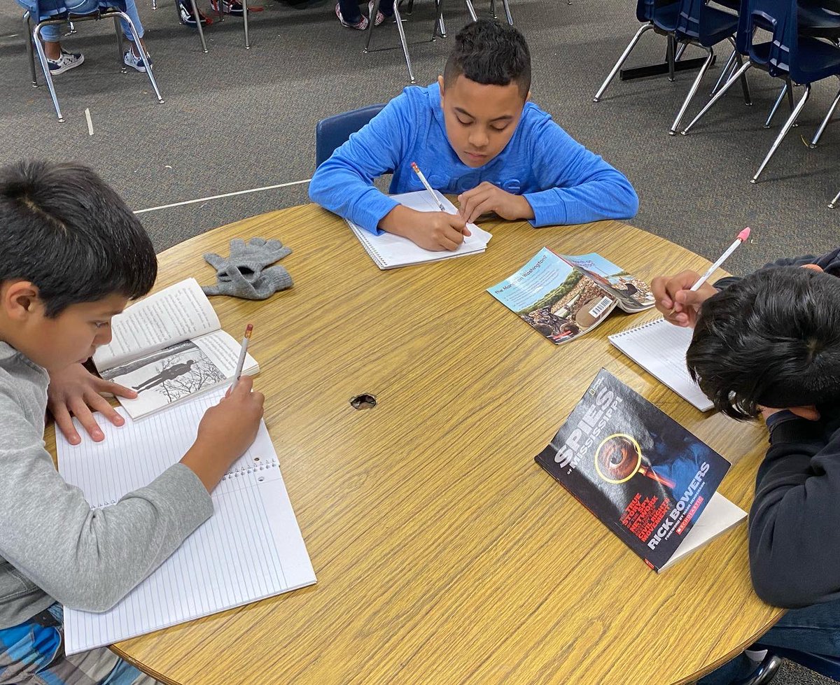 EssSva's tweet image. This month we started reading about the civil rights movements. Students picked a book to read and have a reading log and journal. 

#essrocks #lmsvheart #civilrightsmovement #afterschoolprogram #history #studentslearning #reading