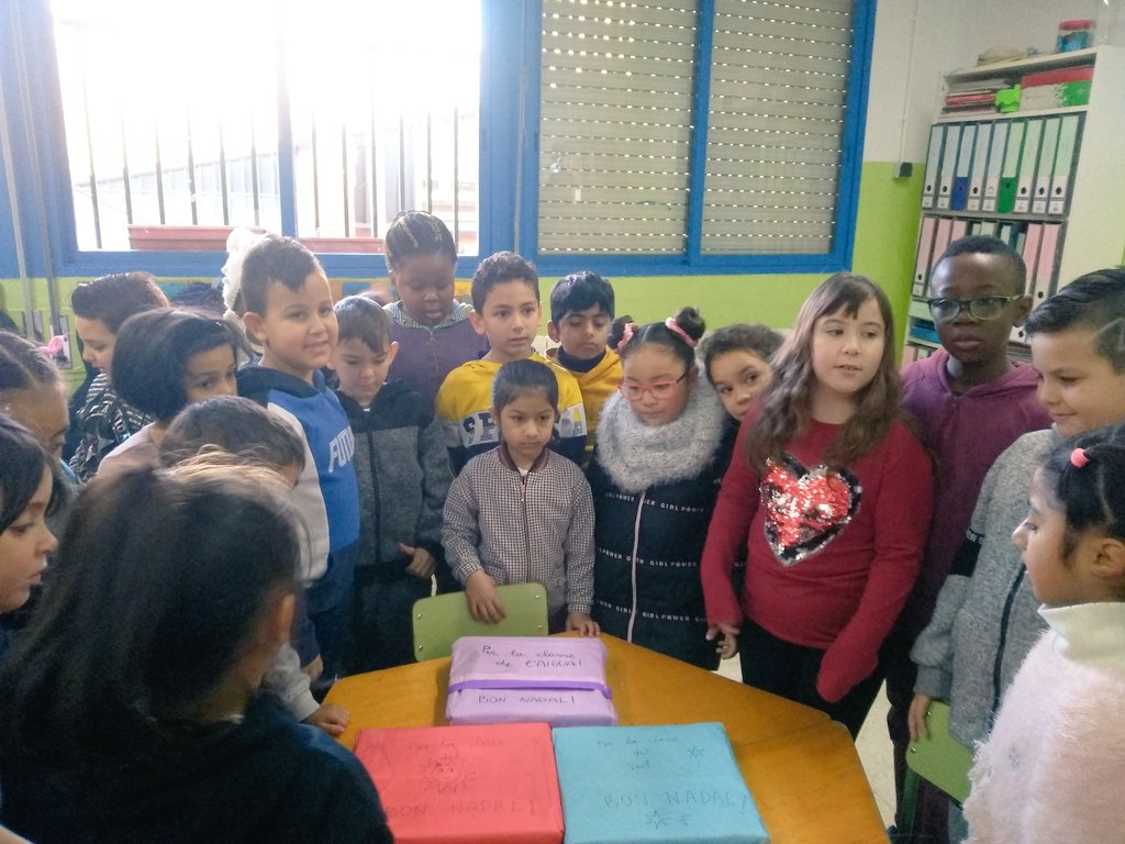 Avui els nens i les nenes de Cicle inicial s'han trobat uns regals quan han arribat a l'escola!