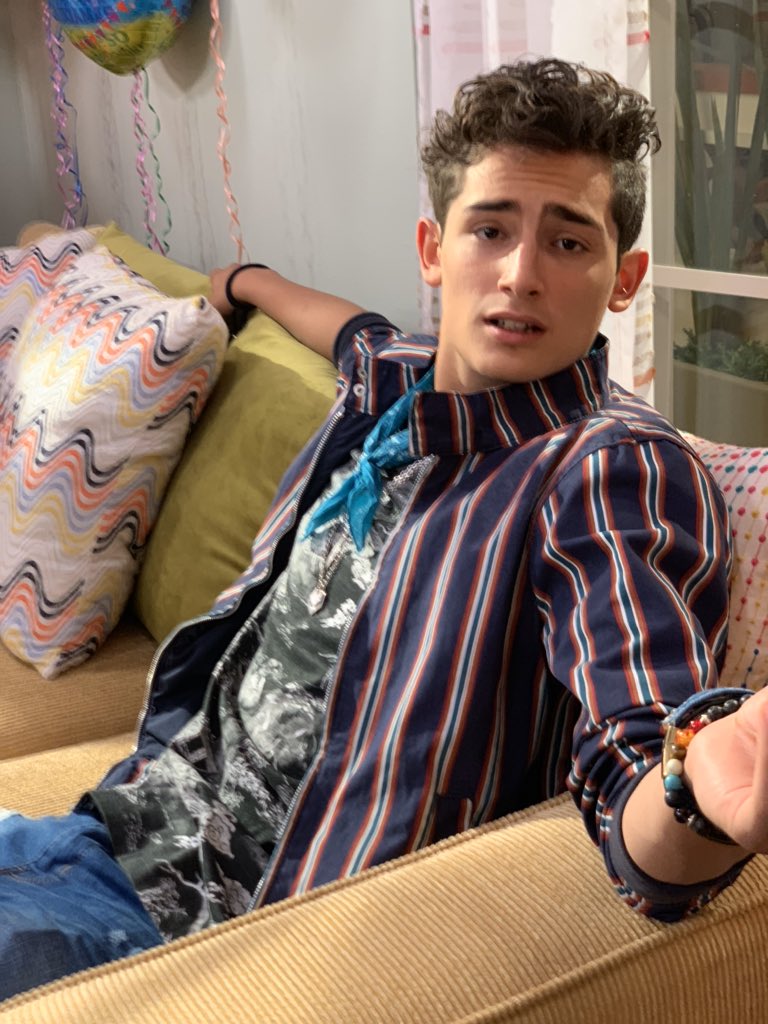 los_aristemos's tweet photo. ¿Qué creen qu estaba diciendo Aris?
ECNSE GLAAD 2020 https://t.co/w9yJbBI0LP