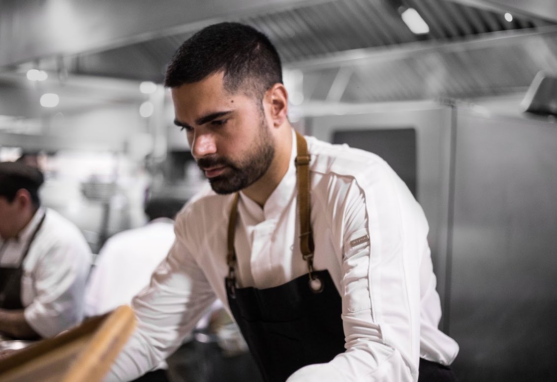 AitanaRest's tweet photo. El 2019 fue un gran año para Aiatana: cumplimos tres años y nuestro chef ejecutivo Víctor Morales (Vicko Morales) fue galardonado con el premio "Chef Promesa" en los #MexBest de @TravelLeisureMX. ¡Este año vamos por más! 🎉🍽👏🏻 https://t.co/mKzIOrDeIn