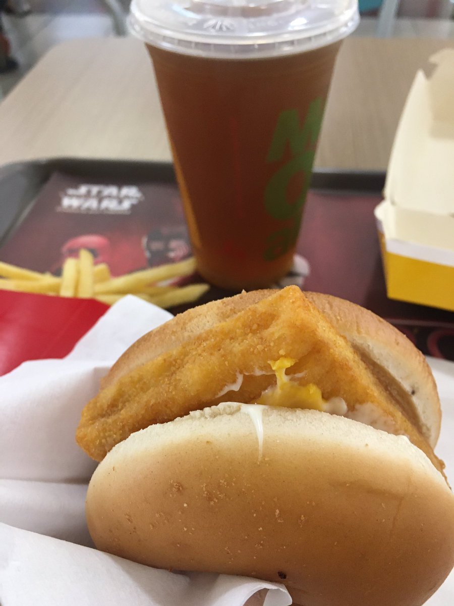 ruti_sato's tweet photo. Hoje é um dia muito triste para mim, porque o @McDonalds_BR tirou do cardápio o meu lanche preferido #McFish ! Essa é a foto do meu último lanche 😭😭😭😭.....

🙏🏻 espero que essa informação seja fake! 
Méqui, diz que o Mcfish vai continuar no cardápio , pooooor favor https://t.co/LTBURSjLUG