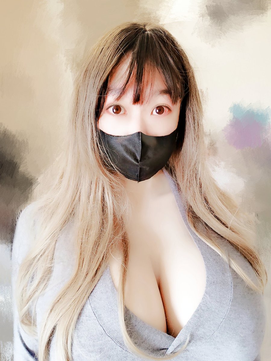 近來街上帶口罩的人真的多了很多。。
聽說這種黑口罩不能防菌，只能防花粉。不過外科口罩缺貨之下，也只好先勉強用著吧。。😭 https://t.co/qdw9RfHGgK