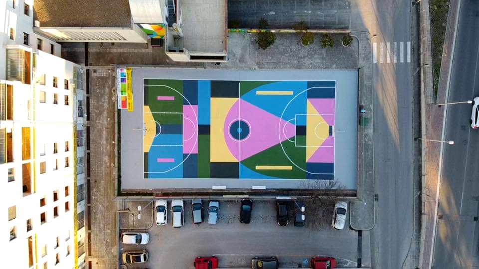 parallelecinico's tweet image. Spesso ammiriamo i campetti in giro per il mondo. Questa volta segnaliamo con grande piacere un capolavoro italiano: campetto di Matera rimesso a nuovo dall&apos;uisp e dalla Fondazione Matera. Nico Skolp e Mario Quapos sono i due artisti che hanno realizzato l&apos;opera.
👏