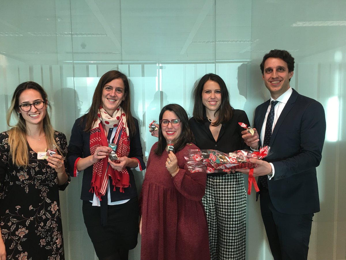BenitezePedro's tweet photo. Muchas gracias @rosauralastruey por mejorar nuestro año desde el principio :) #detallesRosauraNavidad #networking https://t.co/uWF23hJWLD