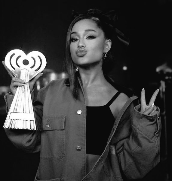 AGawards_br's tweet photo. ESTAMOS NOS TRENDINGS TOPICS ARIANATORS!! RT EM TUDO QUE TIVER A TAG!! 

#7Rings #BestLyrics #iHeartAwards https://t.co/zqmVZ9rLwt