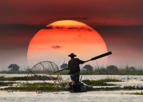 For #2020 wonder at the floating villages and gardens as well as the golden stupas and Buddha's, and fall under the spell of some of the gentlest people in Myanmar clevelandcollection.co.uk/destinations/a… #myanmar #travel #sunset