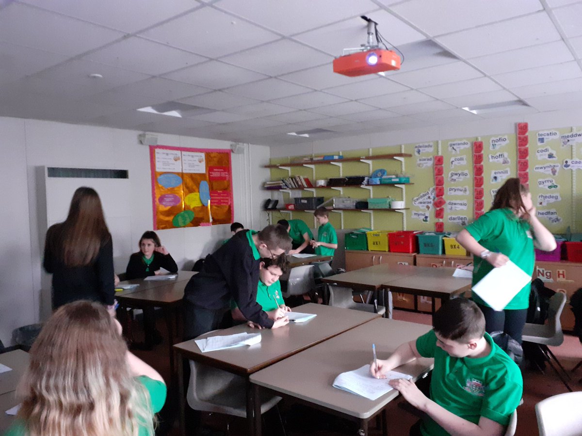 MrsRhianEvans's tweet photo. 9Y3 expressing opinion on types of music today. Some lovely collaboration and enthusiasm! Da iawn bawb! @MACSCymraeg #cerddoriaeth #cydweithio #llafar https://t.co/6oJdCRakU0