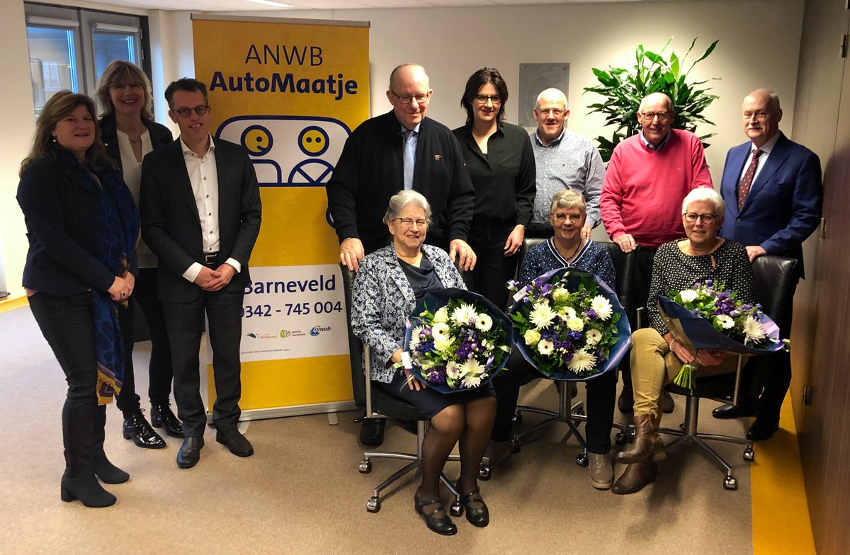 Vandaag met <a href="/HansvanDaalen/">Hans van Daalen</a> chauffeurs Rick vd Veen, Arie vd Brink en Henk Middag van Automaatje gehuldigd. Ze reden elk al ruim 1000 ritten. Hulde voor prachtige hulpbetoon van >80 vrijwilligers. Wist u dat ze samen met <a href="/WelzijnBvld/">Welzijn Barneveld</a> ruim 7000 keer vervoer regelden in 2019? <a href="/ANWB/">anwb</a>