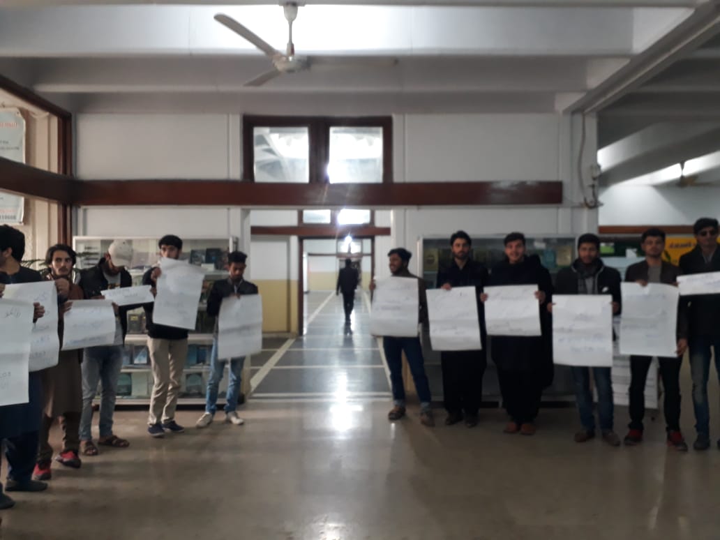 JamiatIIUI's tweet photo. Students of #IIUI today protested against murderer Masoom Yaseenzai.
While board of governers meeting was being held.
#JusticeForSyedTufail
#Terminate_RectorIIUI https://t.co/GvHxg2mXiw