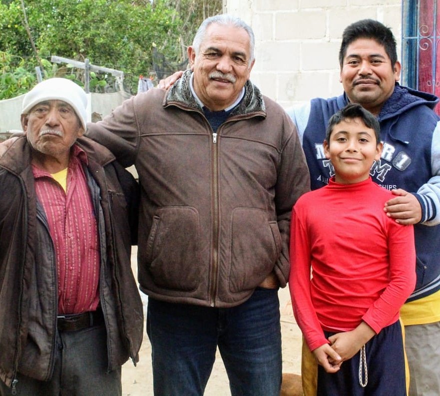 Iniciamos el día con una mañana de mucho frio en la población de Vizcaíno, visitando a la familia León Bautista, para desearles un feliz año 2020 con un abrazo.
Más tarde estaremos saludándolos en punta prieta y Bahía Asunción, de la zona Pacífico Norte.
