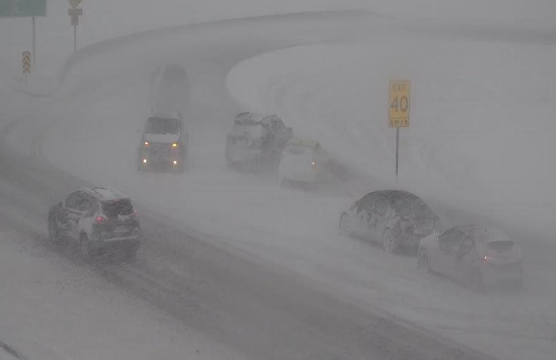 EDMTirecraft's tweet photo. Everyone please turn your lights on while driving! If your headlights and taillights are not on then you are basically invisible. #DriveSafe #YegTraffic #YEG https://t.co/iRJ7oxxlBZ