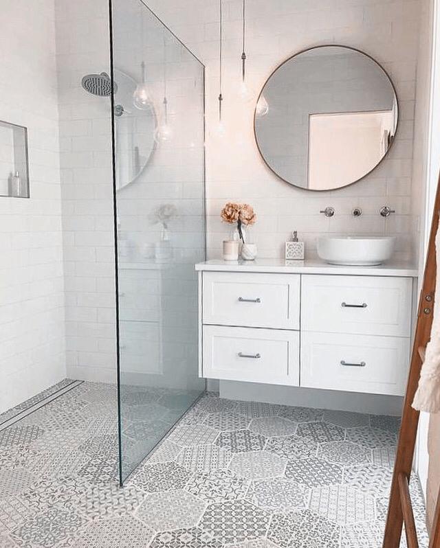 BigmatSigma's tweet photo. Què en penseu dels hexàgons? 
Sempre fan els banys més divertits i diferents! 🛁

#sigmamanresa #bigmat #bigmatsigma #botiga #hexagons #deco #baños #bañosmodernos #interiordesign #reformas #diseño https://t.co/aRHOc6U73f