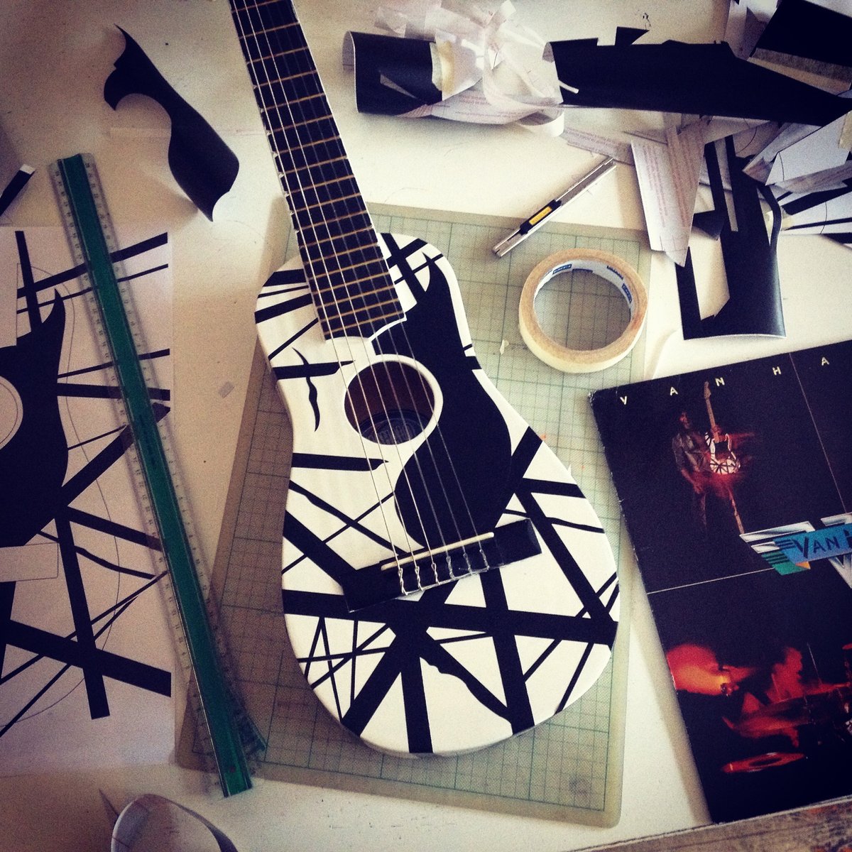 Yes! Mijn Guitalele versie van de iconische Eddie Van Halen ‘striped guitar’ is klaar! 
#frankenstrat #vanhalen #evhreplica #guitalele