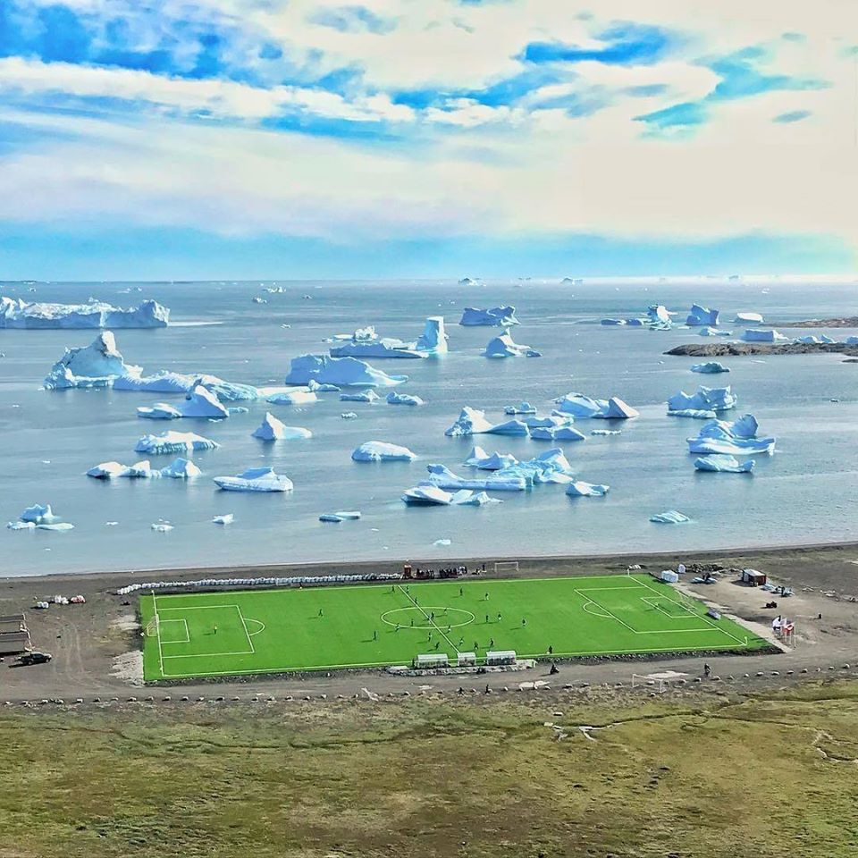 FutbolClubsES's tweet photo. Groenlandia: ¿quién se atreve a ir a por el balón cuando sale por la banda que da al mar? 😅 https://t.co/Ffh0pObTOL