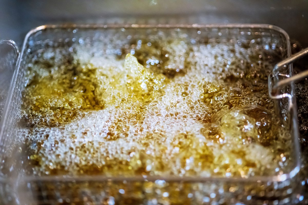 Frontlineii's tweet photo. It’s sad but true - more than half of all injuries to restaurant workers is caused by hot grease. Minimize the potential for burns with Frontline automation. #SmartOilManagement https://t.co/YNLeDCG3Y3 https://t.co/sbfUtjnAaj