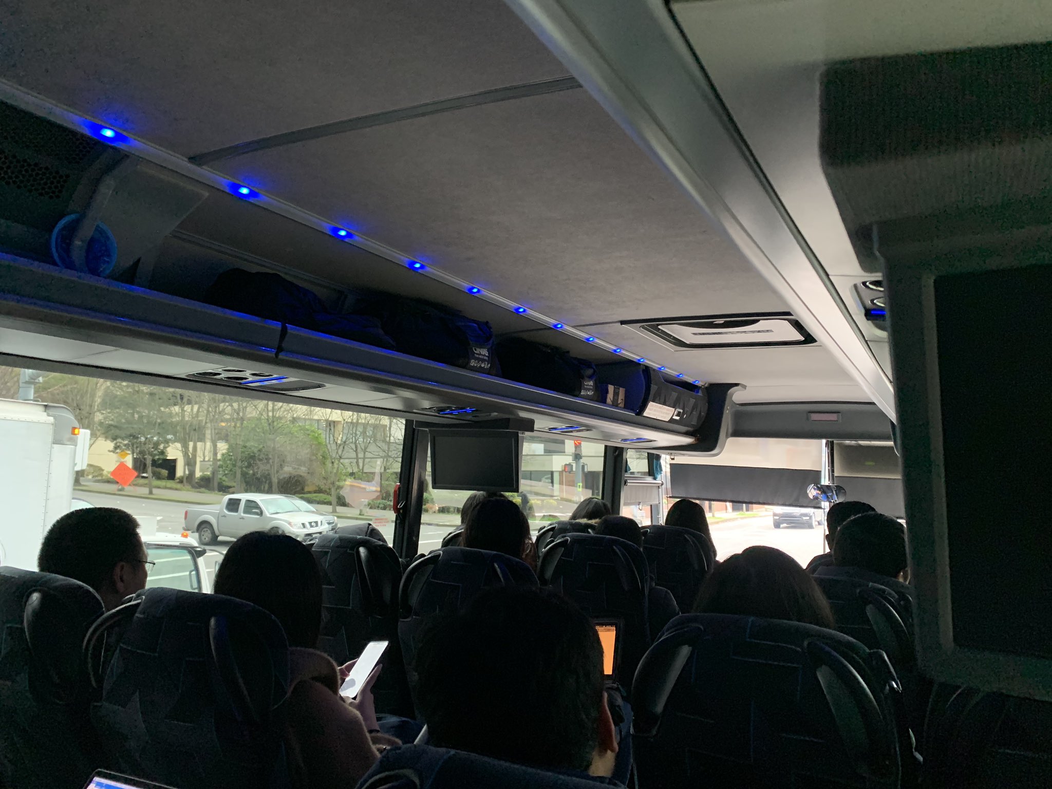 bow solely cylinder Jared Axelrod on Twitter: "Taking a full Amazon Ride shuttle from Bellevue  to Seattle. Every seat is taken by an employee that may otherwise be  driving a SOV. One of the many