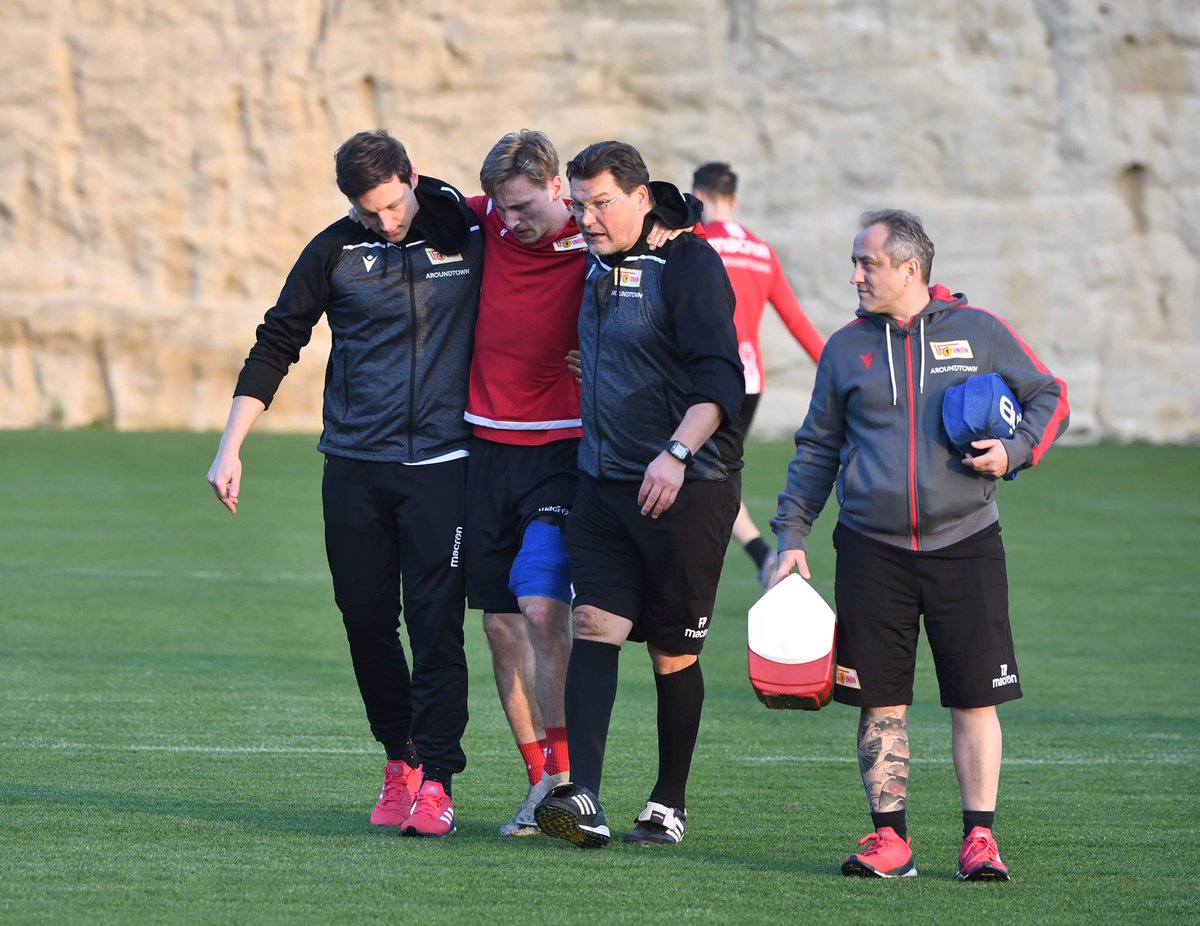 Tag 5 des #fcunion in Spanien. Joshua #Mees verletzt sich kurz vor Ende des Trainings am Oberschenkel.
