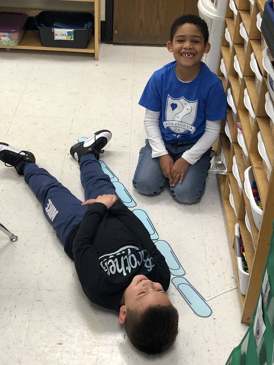 Kelly Plumb (@mrsplumbsclass) on Twitter photo Using giant blue paper clips to practice nonstandard measurement π€<a href="/CrenshawCards/">Crenshaw Elementary</a> Using giant blue paper clips to practice nonstandard measurement π€<a href="/CrenshawCards/">Crenshaw Elementary</a>