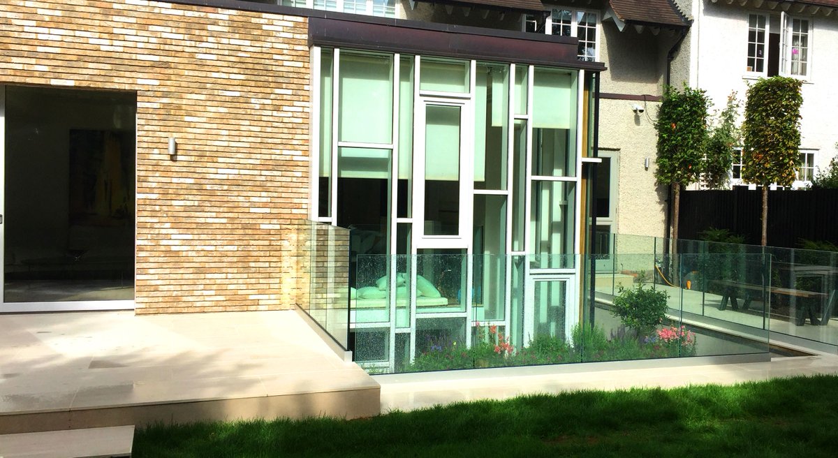 FRAMELESS GLASS | Strip away all unnecessary parts for sleek, understated glass channels that won't compromise on safety. Perfect for this London home and any home in need of a modern touch.

Cool Gardens case study>>>bit.ly/2PH3AQT