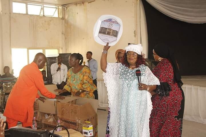 Imsuonline's tweet photo. IMSU VC, Prof Victoria Adaobi Obasi gives Christmas/New Year Gifts to the University community during solemn assembly, today 8th January 2020 at the Auditorium.
#Education #ImoState #School #CleanImsu https://t.co/kCkldaXcSp