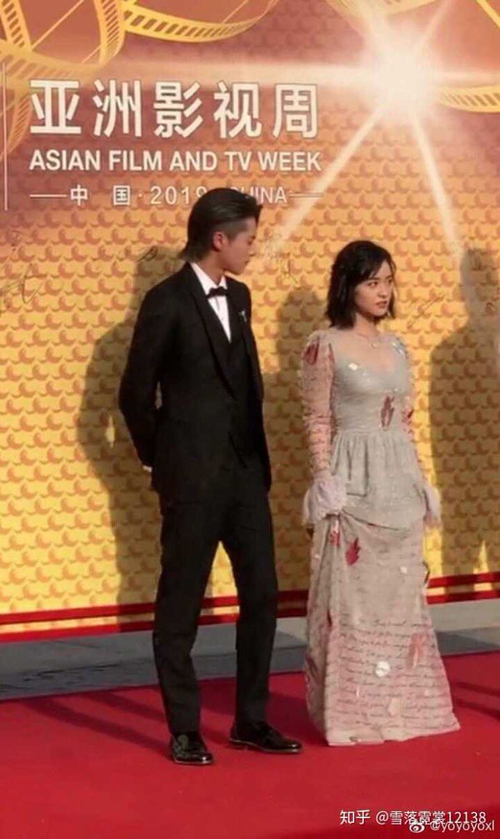 “He's looking at her.” #DiYue