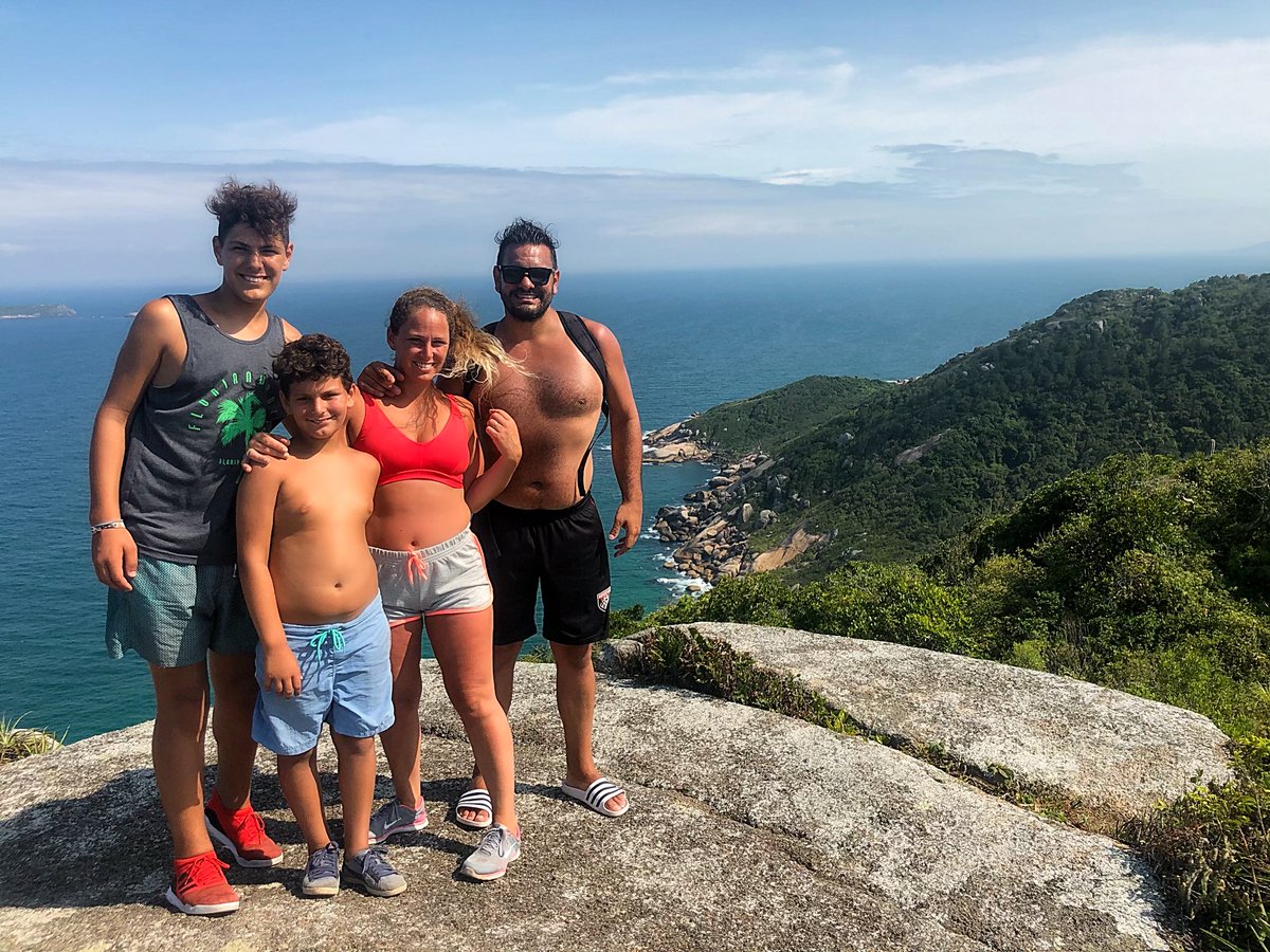 CStopingi's tweet photo. Día de Trilha! 💪🏼
Subimos el morro los 4 y al bajar nos encontramos con tremenda playa de agua azul. Divino! 🌊
#trilhagalheta
#barradalagoa
#praiagalheta https://t.co/D3C2uR4cRh