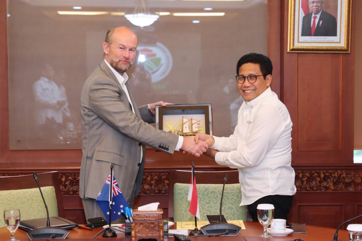 SaidMakasar's tweet photo. Menerima kunjungan Duta Besar Australia Untuk Indonesia, Allaster Cox. Semoga ada kerjasama yang baik untuk kemajuan desa di Indonesia. @halimiskandarnu https://t.co/NAboBJiSsk
